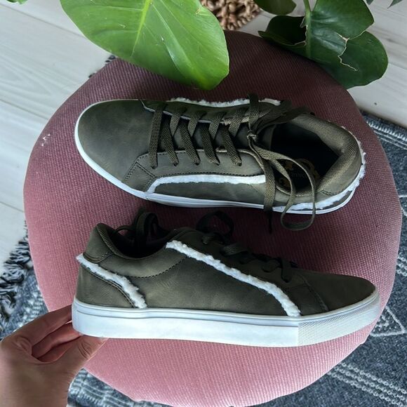 Women’s Olive Green Sneakers Lace Up Sherpa Heel Tab Size 8.5 M New! - Picture 2 of 5